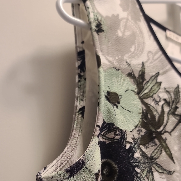 Cleo Green and White Boxy Sleeveless Blouse - Picture 4 of 7